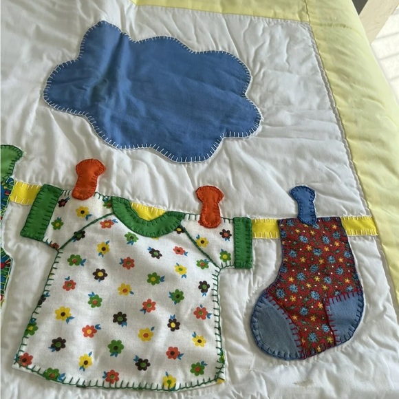 Hanging Laundry Floral Appliqué Embroidery Baby Boy Girl Quilt Vintage 80s